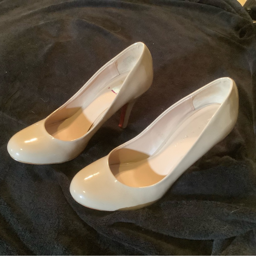 Kelley & Katie, Beige patent pumps with 4” heel. Sz 9 1/2.